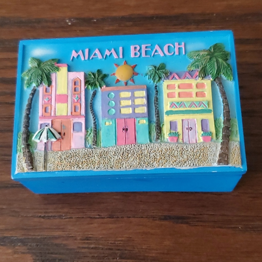 NEW CERAMIC MIAMI BEACH TRINKET BOX